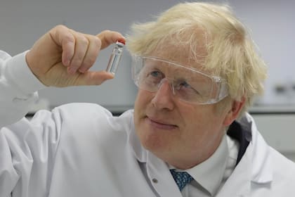 Boris Johnson muestra la vacuna, de transporte más sencillo y de menor costo