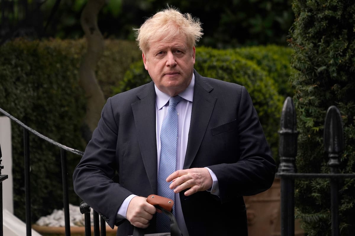 Boris Johnson sale de su casa en Londres (Archivo)