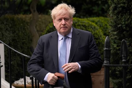 Boris Johnson sale de su casa en Londres (Archivo)