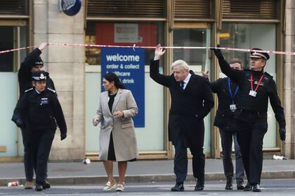 Boris Johnson visitó hoy el lugar del ataque, en Londres
