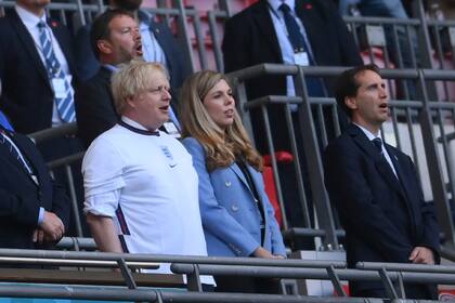 Boris Johnson y su esposa Carrie en un partido de Inglaterra en la última Eurocopa 2020; la FIFA le reclamó al primer ministro británico que le de a los futbolistas sudamericanos el mismo trato que a los europeos durante ese torneo