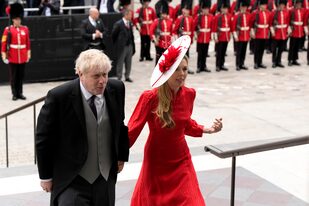 Boris Johnson y su esposa, Carrie Symonds, llegan para un servicio de acción de gracias por el reinado de la reina Isabel II en la Catedral de San Pablo en Londres, el viernes 3 de junio de 2022, en el segundo de cuatro días de celebraciones para conmemorar el Jubileo de Platino. (AP Photo/Matt Dunham, Pool, File)