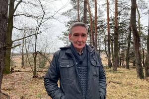 Boris Popov en el bosque donde fue torturado (Foto: Elisabetta Piqué)