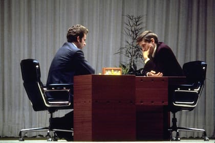 Boris Spassky y Bobby Fischer durante el último juego del "match del siglo", el 21 de agosto de 1972; el estadounidense se impuso en el serie por 12,5 a 8,5 puntos en Islandia.
