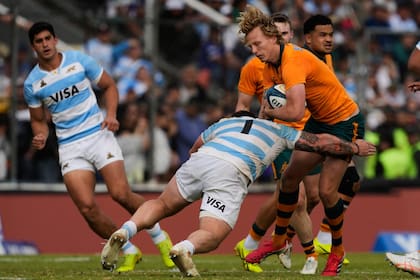 Boris Wenger tacklea a Carter Gordon