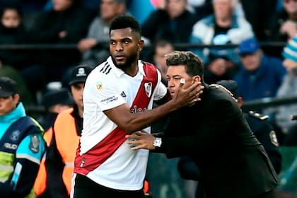 Borja, autor del gol de River, es saludado por Gallardo