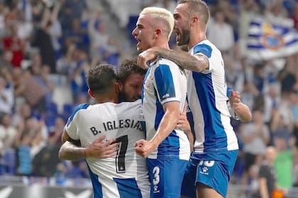 Borja Iglesias abraza a Chucky Ferreyra; los delanteros se repartieron los cuatro festejos de Espanyol