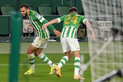 Borja Iglesias, autor del gol, festeja con Aitor Ruibal el 1-0 de Betis a Barcelona