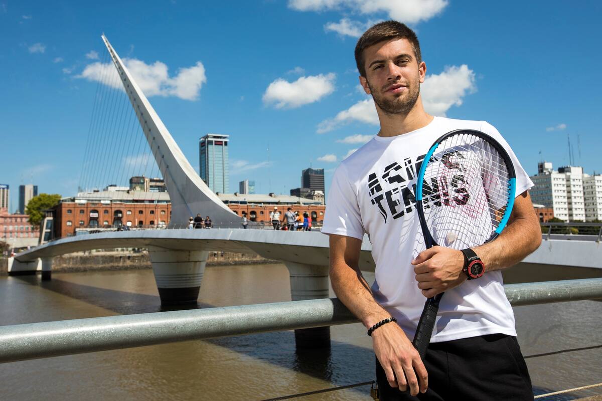Borna Coric en el Puente de la Mujer, en Puerto Madero
