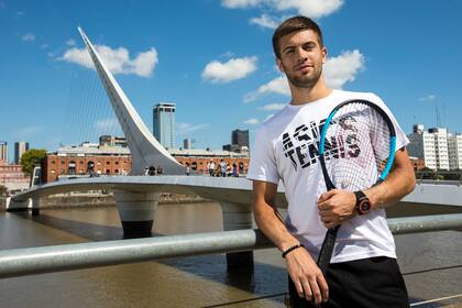 Borna Coric en el Puente de la Mujer, en Puerto Madero