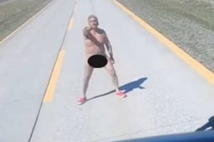 Borracho y desnudo: así se paseaba un hombre por una ruta chilena