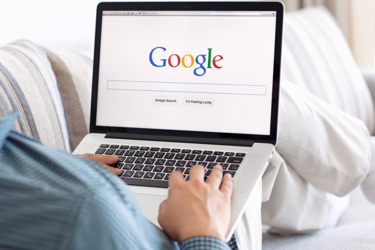 Borrar el historial del navegador es fundamental para proteger los datos en una computadora ajena (IStock)