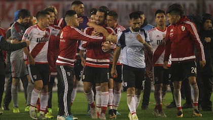 Borré abraza a Scocco, el goleador, felicitado por Moreira y Andrada; River vivió su noche soñada
