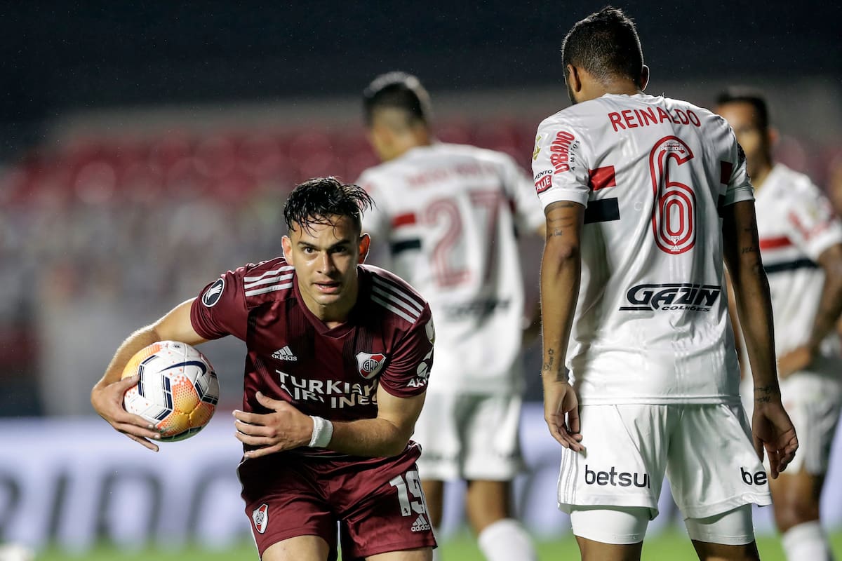 Borré celebra su gool, el del 1-1 parcial. River empató contra San Pablo en el Morumbí.
