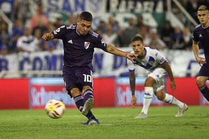 Quintero convierte de penal el segundo de River