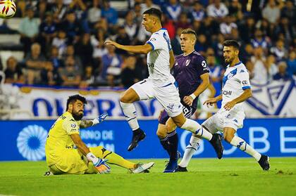 Golazo de Borré, que ya picó la pelota por encima del arquero