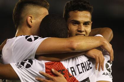 Borré, De la Cruz, Ferreira: cinco de los seis goles de River, en la misma foto.