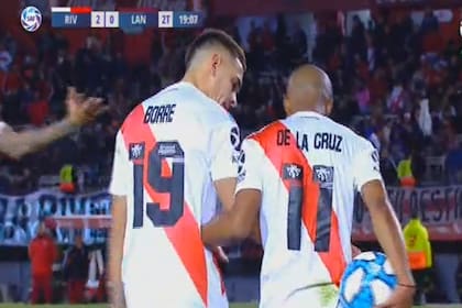 Borré discutet con De la Cruz por el penal de River contra Lanús