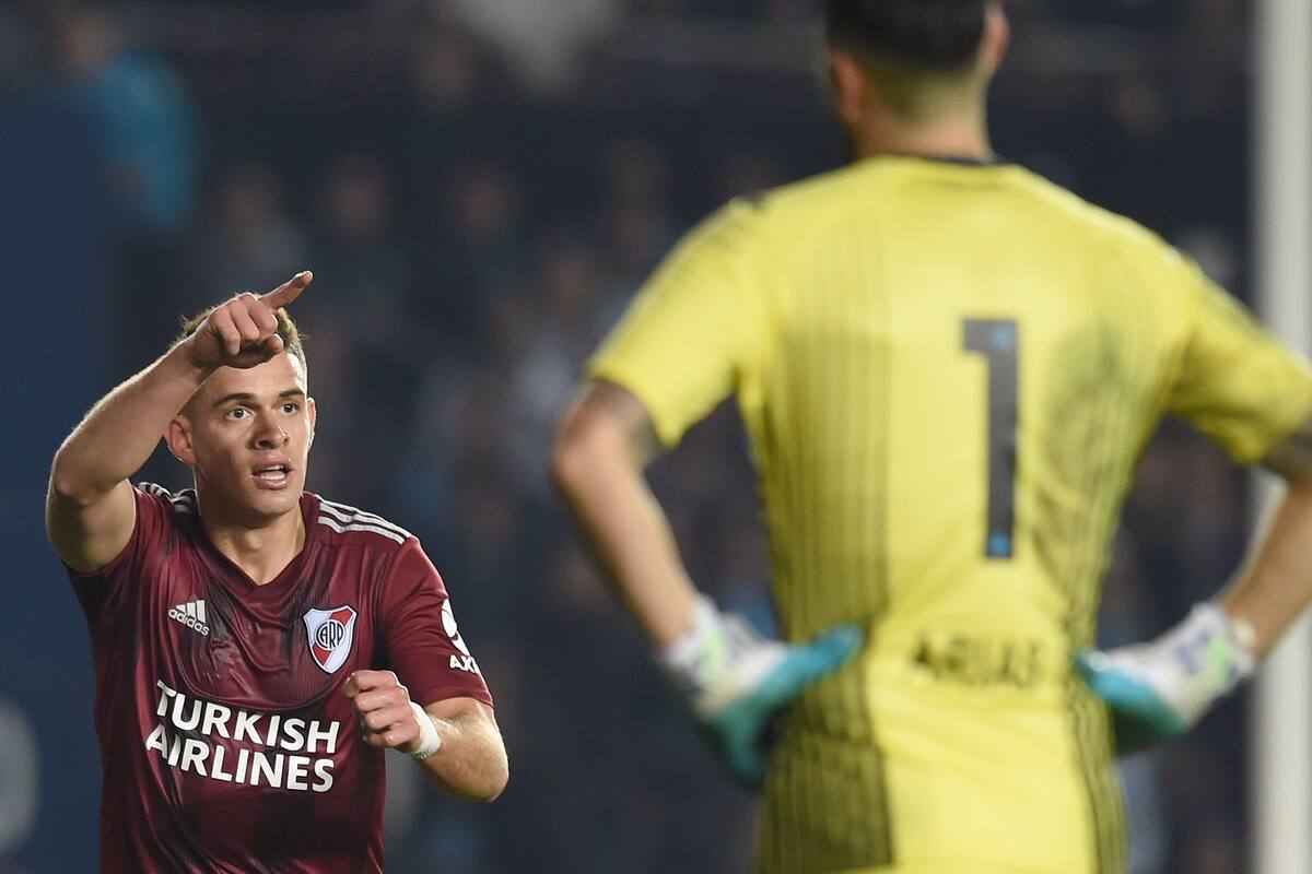 Borré señala a Suárez, que le dio la asistencia, mientras Arias sufre: River dio vuelta el resultado ante Racing en Avellaneda.