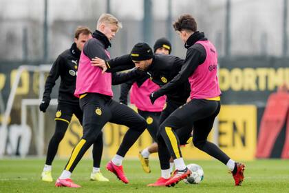 Borussia Dortmund, que marcha segundo en la Bundesliga, intentará arrebatarle el título a Bayer Munich en caso de que regrese la liga