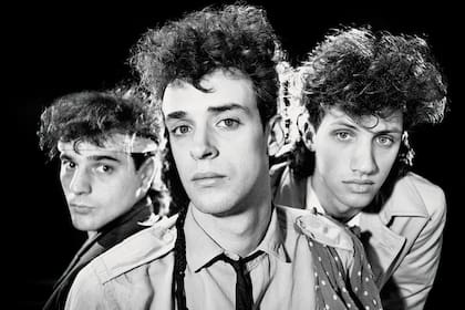 Bosio, Cerati y Alberti, en 1984. El 27 de agosto de ese año salió el primer disco de la banda, con "Sobredosis de T.V.", "Dietético" y"Por qué no puedo ser del Jet-Set"