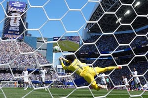 En un duelo de necesitados, Bosnia-Herzegovina es el que busca ganar: las buenas atajadas del arquero de Qatar