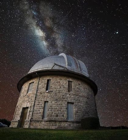 Bosque Alegre fue inaugurado en 1942, bajo la dirección del primer astrofísico argentino, Enrique Gaviola.