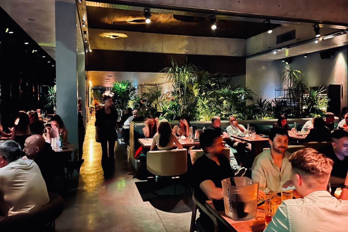 Bossa nova, vinilos y DJ frente al río en Sendero