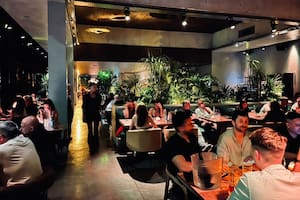 De una cena show en un parque cervecero, a una mesa con desconocidos