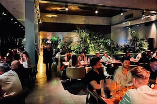 De una cena show en un parque cervecero, a una mesa con desconocidos