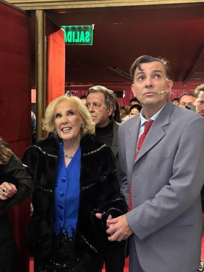 Bossi decidió sorprender a La Chiqui, y tal como hace siempre que ella asiste al teatro para verlo, le cantó una canción muy especial que Sandro siempre le dedicaba: “Me amas y me dejas”. Su interpretación emocionó a la diva de los almuerzos