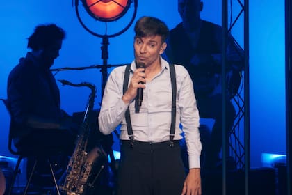 Bossi, teoría de la involución, la última creación del comediante que fue registrada en el teatro Astral de Buenos Aires y puede verse en la plataforma Prime Video