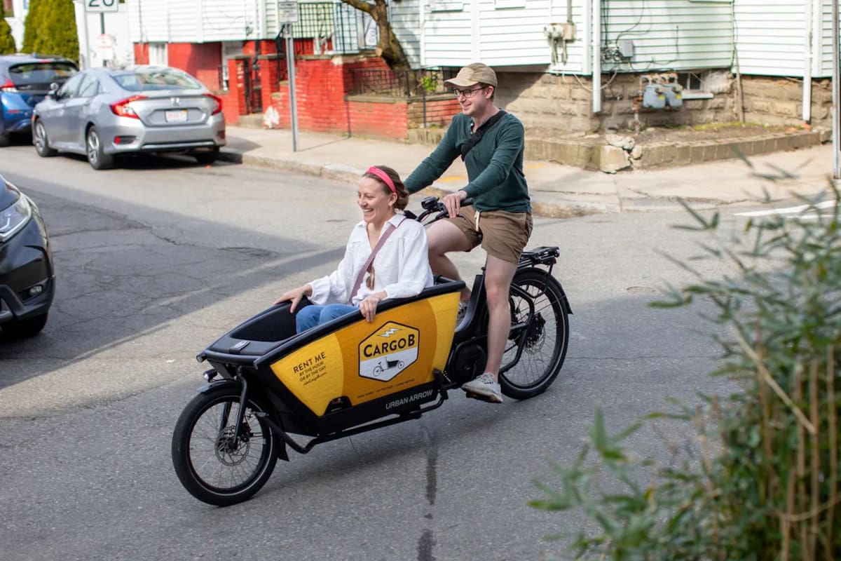Boston celebra la llegada de CargoB, el primer servicio compartido de bicicletas eléctricas de carga a pedido, que ofrece la opción de alquilar bicicletas eléctricas de carga frontal para moverse por la ciudad