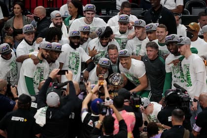Boston Celtics celebra con el trofeo de campeones Bob Cousy de la Conferencia Este después de derrotar a Miami Heat en el juego siete