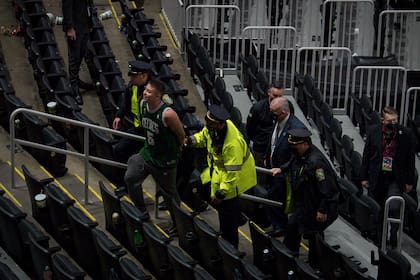 BOSTON, MASSACHUSETTS - 30 DE MAYO: Un fan es arrestado después de arrojar una botella de agua a Kyrie Irving # 11 de los Brooklyn Nets después del cuarto juego de la serie de primera ronda de la Conferencia Este contra los Boston Celtics en TD Garden el 30 de mayo de 2021 en Boston. Massachusetts. (Foto de Maddie Malhotra / Getty Images)