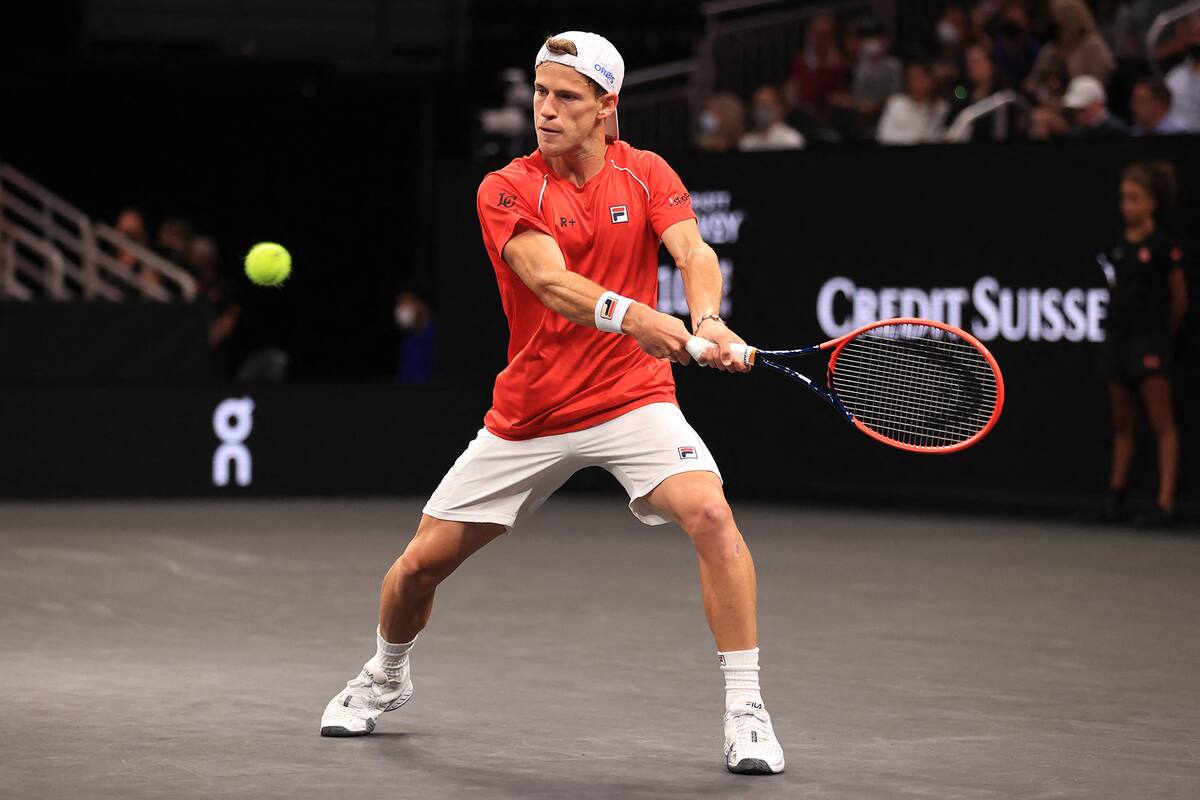 BOSTON, MASSACHUSETTS - SEPTEMBER 24: Diego Schwartzman of Team World plays a shot against Andrey Rublev of Team Europe during the third match during Day 1 of the 2021 Laver Cup at TD Garden on September 24, 2021 in Boston, Massachusetts. Carmen Mandato/Getty Images for Laver Cup/AFP (Photo by Carmen Mandato / GETTY IMAGES NORTH AMERICA / Getty Images via AFP)