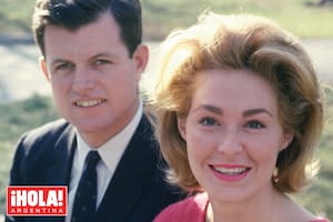 Boston, noviembre de 1962. El recién elegido senador Edward Kennedy posa junto a su mujer, Joan