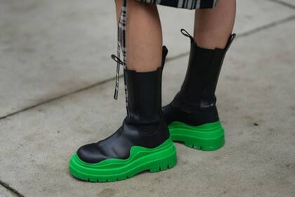 Botas Chelsea Tire de cuero/goma verdes y negras durante la semana de la moda de Nueva York en septiembre de 2023.