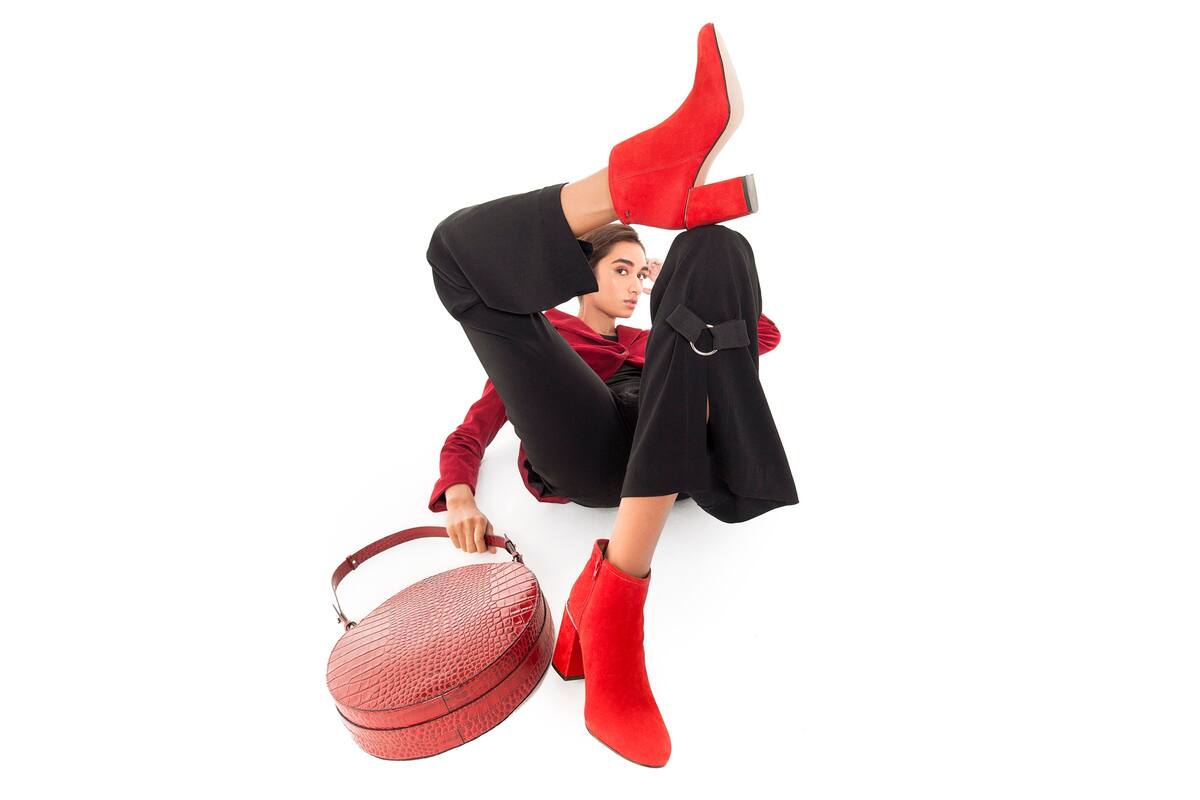 Botas cortas, zapatillas y bolsos pequeños, los accesorios protagonistas de la temporada