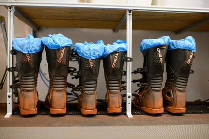 Botas diseñadas para caminar sobre el paisaje marciano.