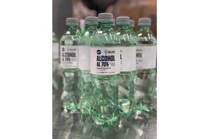 Botellas de alcohol al 70% para donar en hospitales y centros de atención primaria