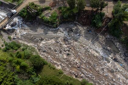 Botellas y otros desechos se observan en el río Las Vacas en Chinautla, en las afueras de la ciudad de Guatemala, el miércoles 8 de junio de 2022. (AP Foto/Moises Castillo)