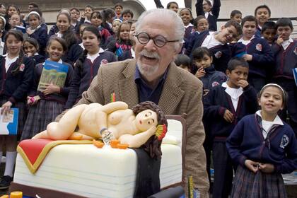 Botero, que en la foto de 2012 posa con una torta que imita sus figuras voluptuosas, fue recordado por varias personalidades de la política y del arte