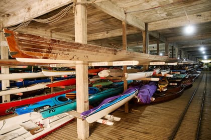 Botes de madera reposan en la botería y recuerdan sus hazañas