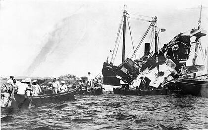 Botes salvavidas rescataron a los miembros de la tripulación sobrevivientes después de que una misteriosa explosión hundiera el USS Maine en el puerto de La Habana en febrero de 1898