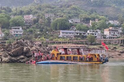 Botes turísticos vuelcan bajo tormenta en suroeste de China; reportan 9 muertos y 1 desaparecido