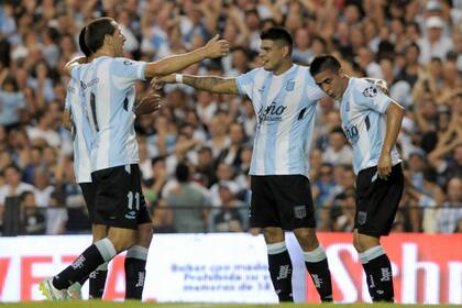 Bou celebra con sus compañeros