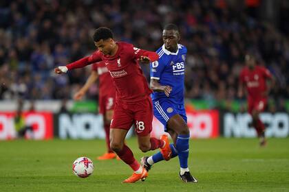 Boubakary Soumare del Leicester y Cody Gakpo del Liverpool pelean por el balón en el encuentro de la Liga Premier el lunes 15 de mayo del 2023. (Tim Goode/PA via AP)