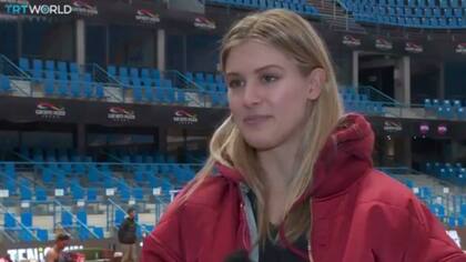 Bouchard, con todo contra Sharapova