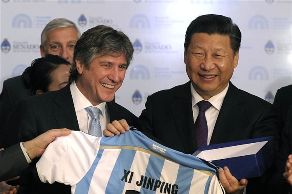 Boudou le regaló a Xi Jinping una camiseta del seleccionado con su nombre